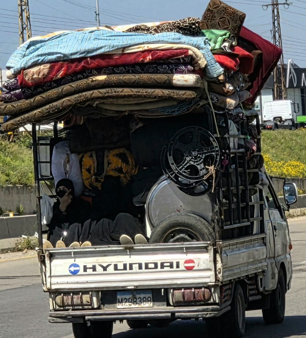 شاحنة تقل نازحين جنوبيين نحو بيروت أمس.