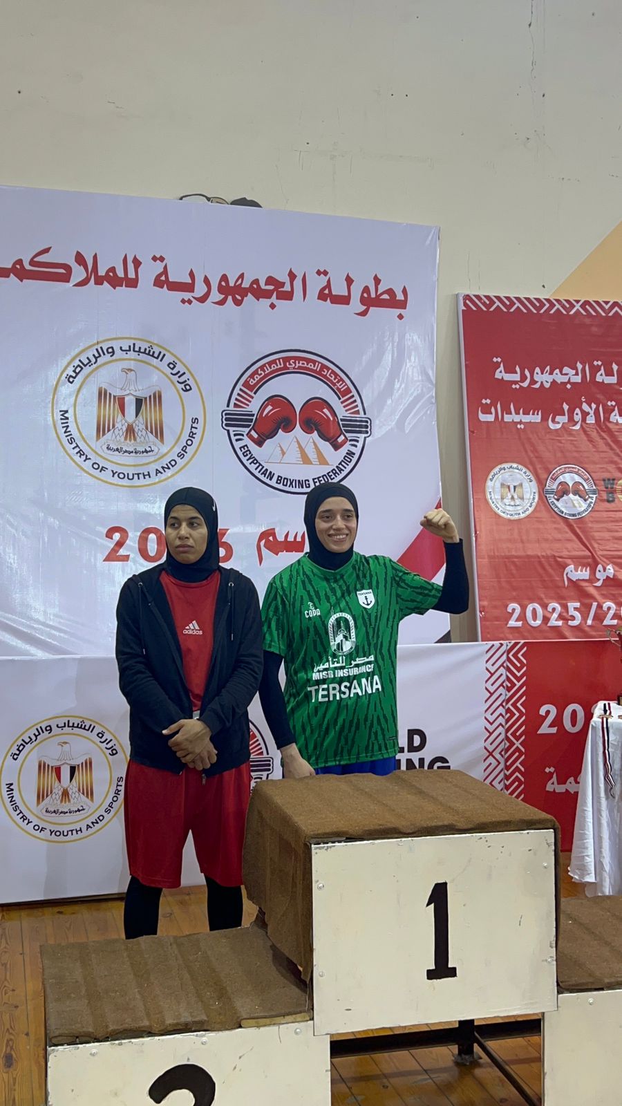 بطلة الملاكمة المصرية نورهان محمود على منصة التتويج. (وكالات)