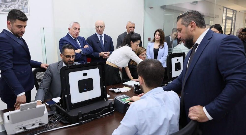 Le ministre Ahmad Hajjar lance le service d'empreintes digitales biométriques depuis l'ambassade libanaise au Koweït, avec le directeur général de la Sécurité générale Hassan Shuqair.