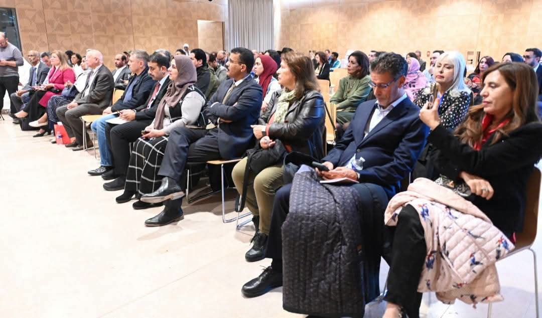جانب من الحضور خلال افتتاح الملتقى الدولي للكتاب العربي في باريس (مشاوير).