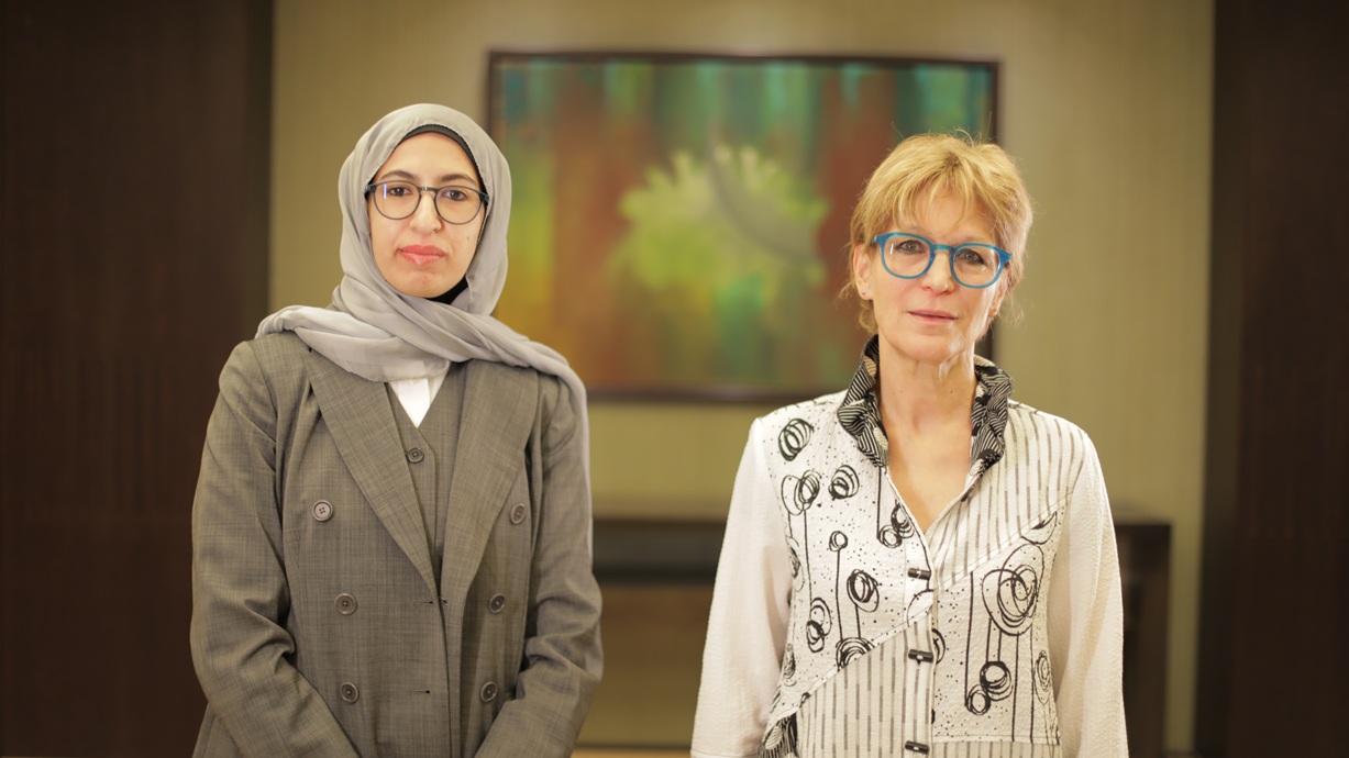 الأمينة العامة لمنظمة العفو الدولية أنياس كالامار والصحافية في النهار فاطمة عباني (النهار)