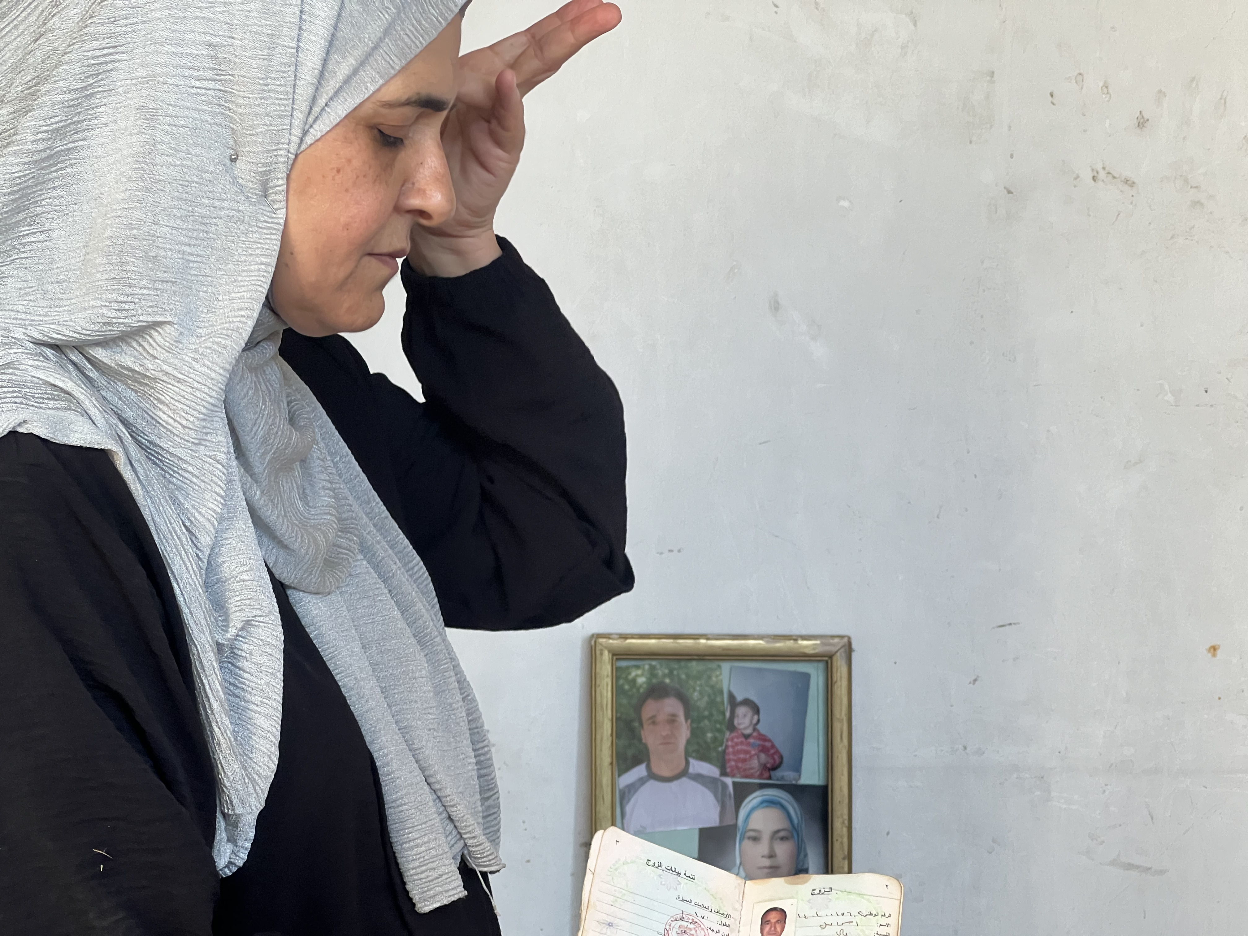 سميرة، شقيقة إسماعيل حسن علي، تستعيد خلال حديثها إلى النهار تفاصيل اختفاء شقيقها وزوجته وولديهما من حي التضامن في 13 آب/أغسطس 2013. (النهار)