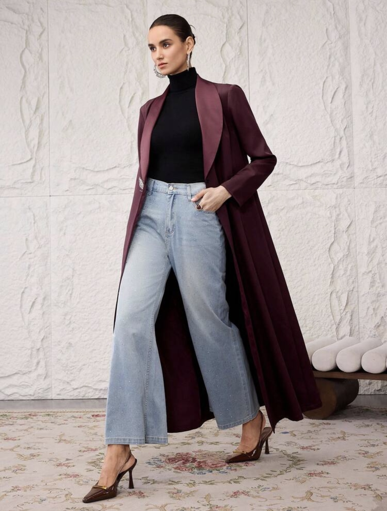 عباية باللون البرغندي تمّ تنسيقها مع الدنيم بأسلوب عصري فاخر (Web)