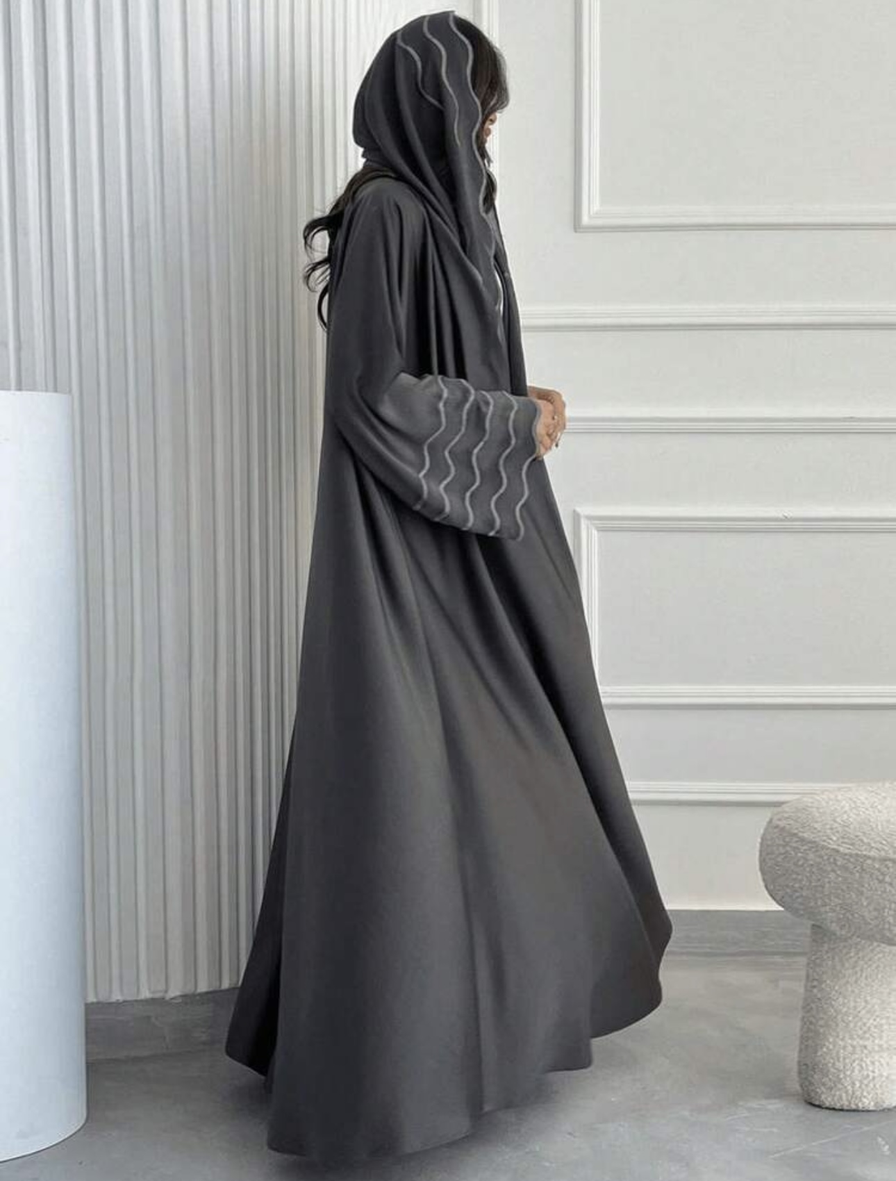 عباية أنيقة بتصميم عصري مع زخرفات ناعمة (Web)