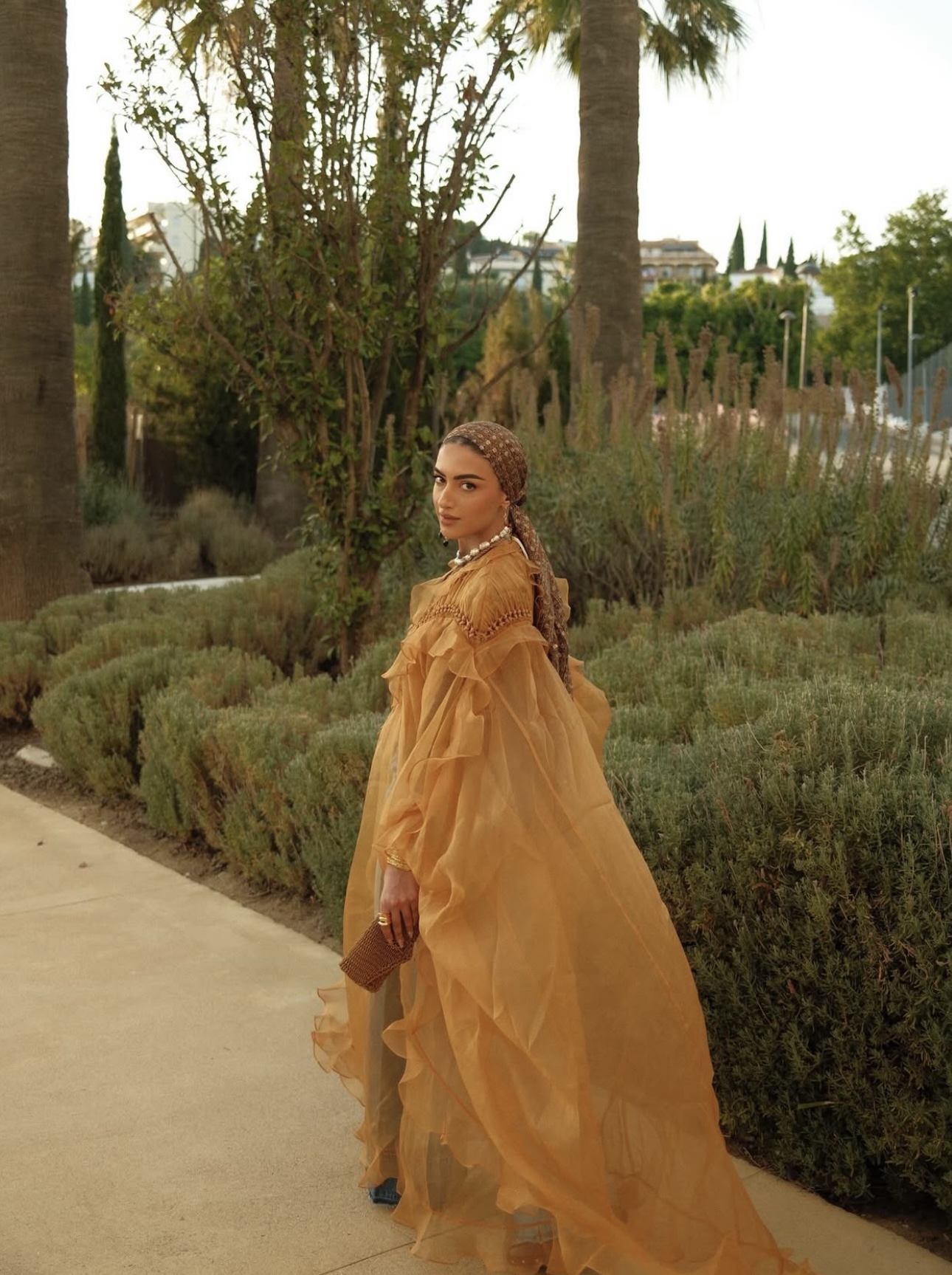 يارا النملة بعباية شفّافة ذات تصميم مبتكر (إنستغرام)