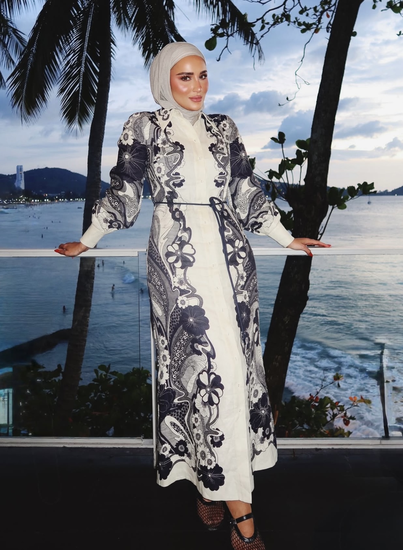 دلال الدوب بعبايّة مطرّزة (إنستغرام)