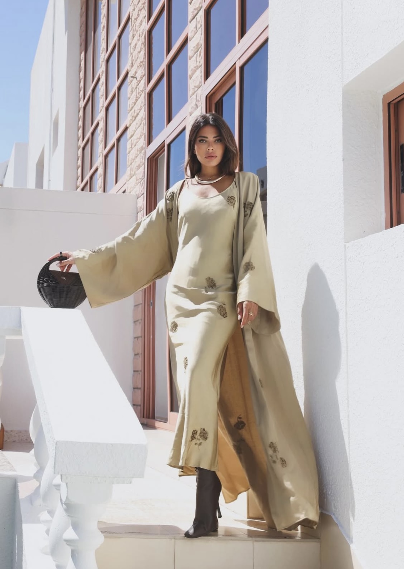 العنود بدر بعباية مطرّزة بنمط فستانها  (إنستغرام)