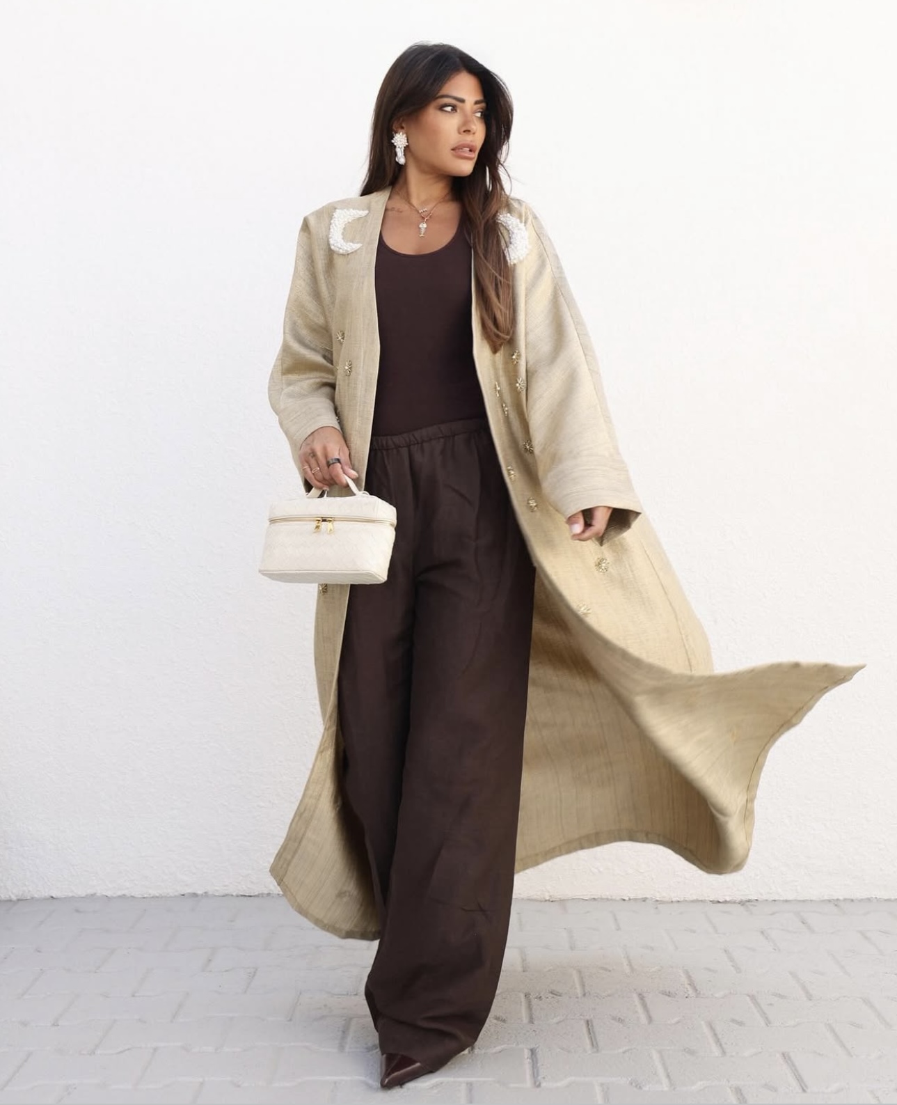 العنود بدر بعباية حياديّة نسّقتها مع إطلالة كاجوال وحقيبة فاخرة (إنستغرام)