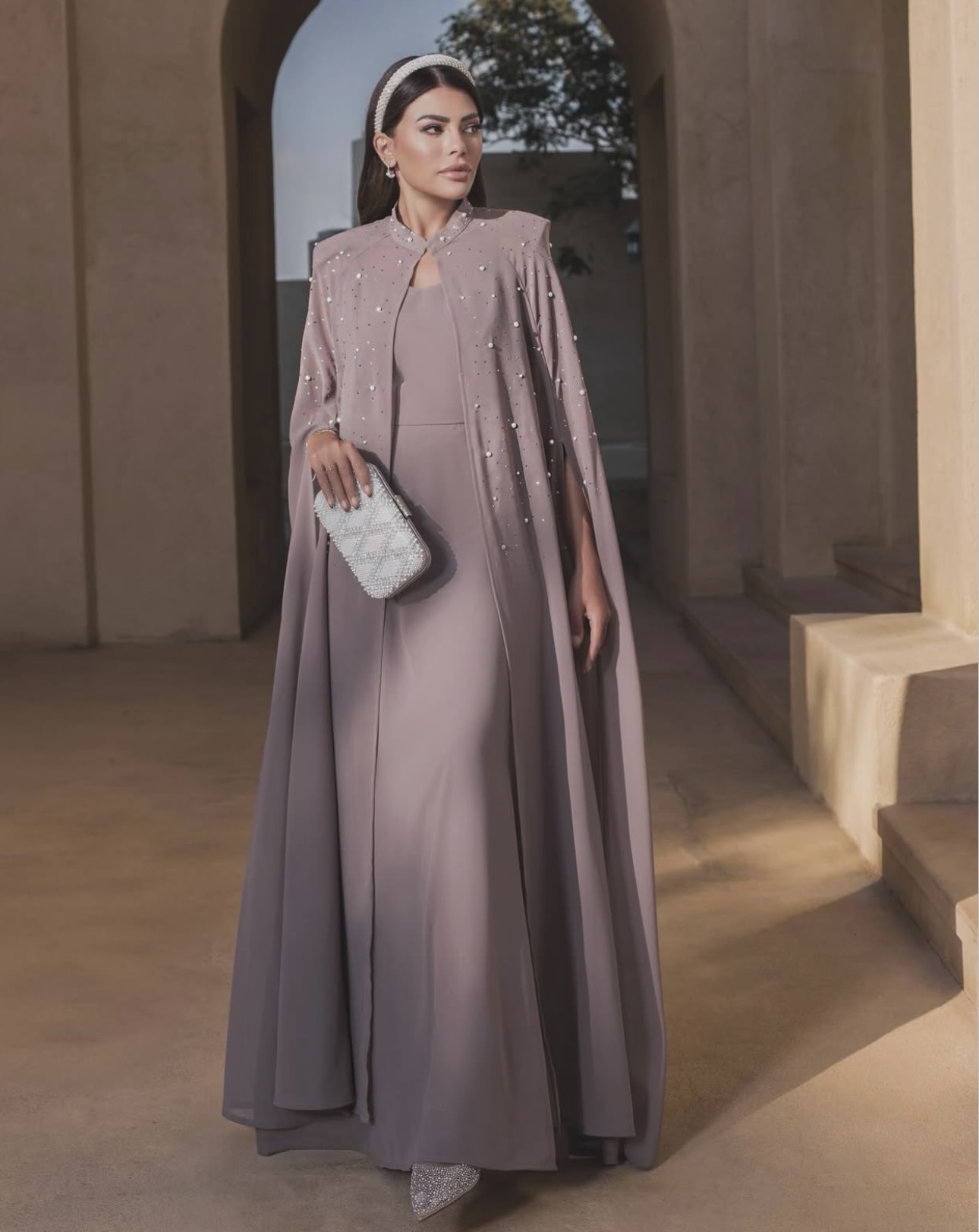 العنود بدر بعباية فاخرة بلون البيج الحيادي (إنستغرام)