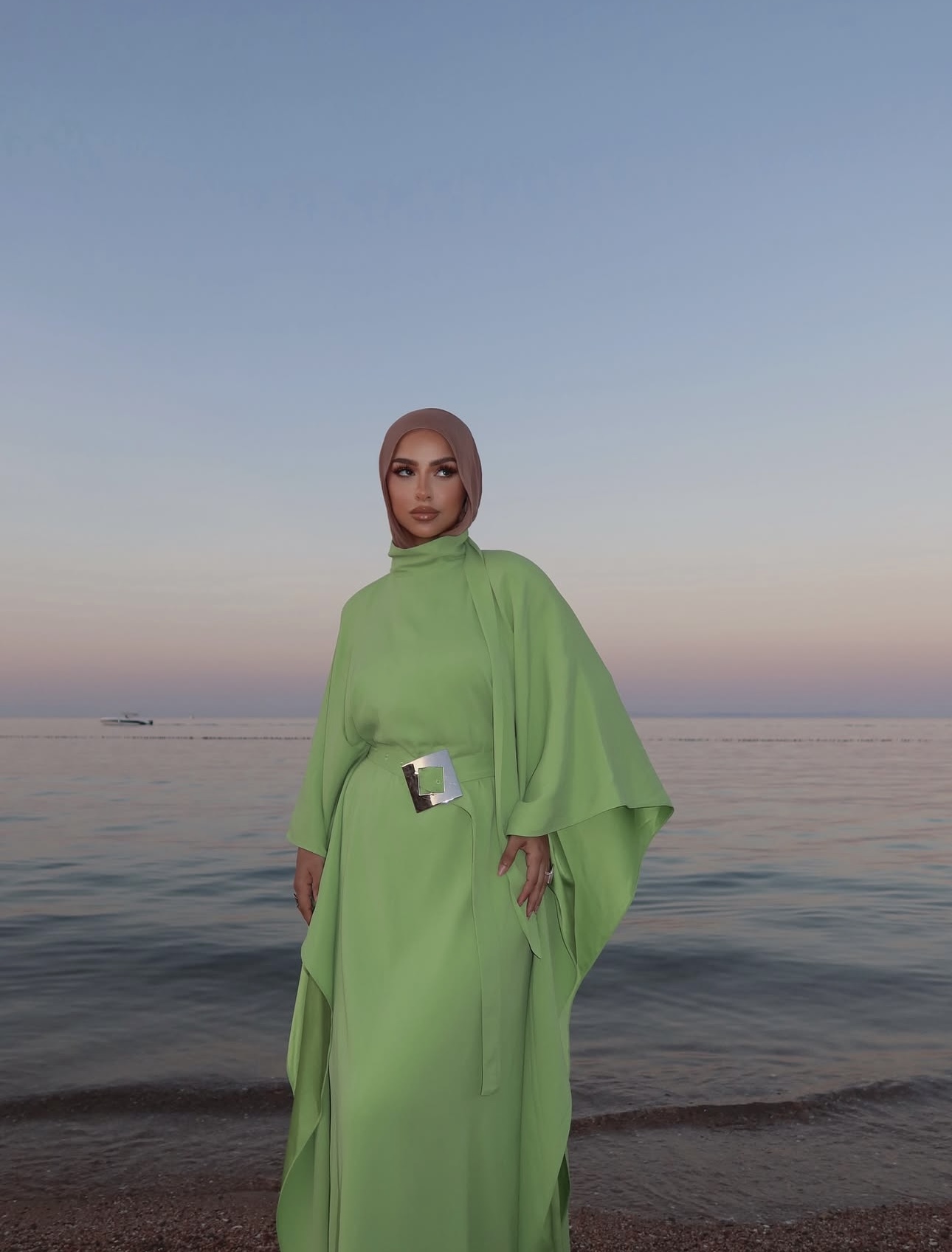 سهى طه بعباية عصريّة منعشة (إنستغرام)