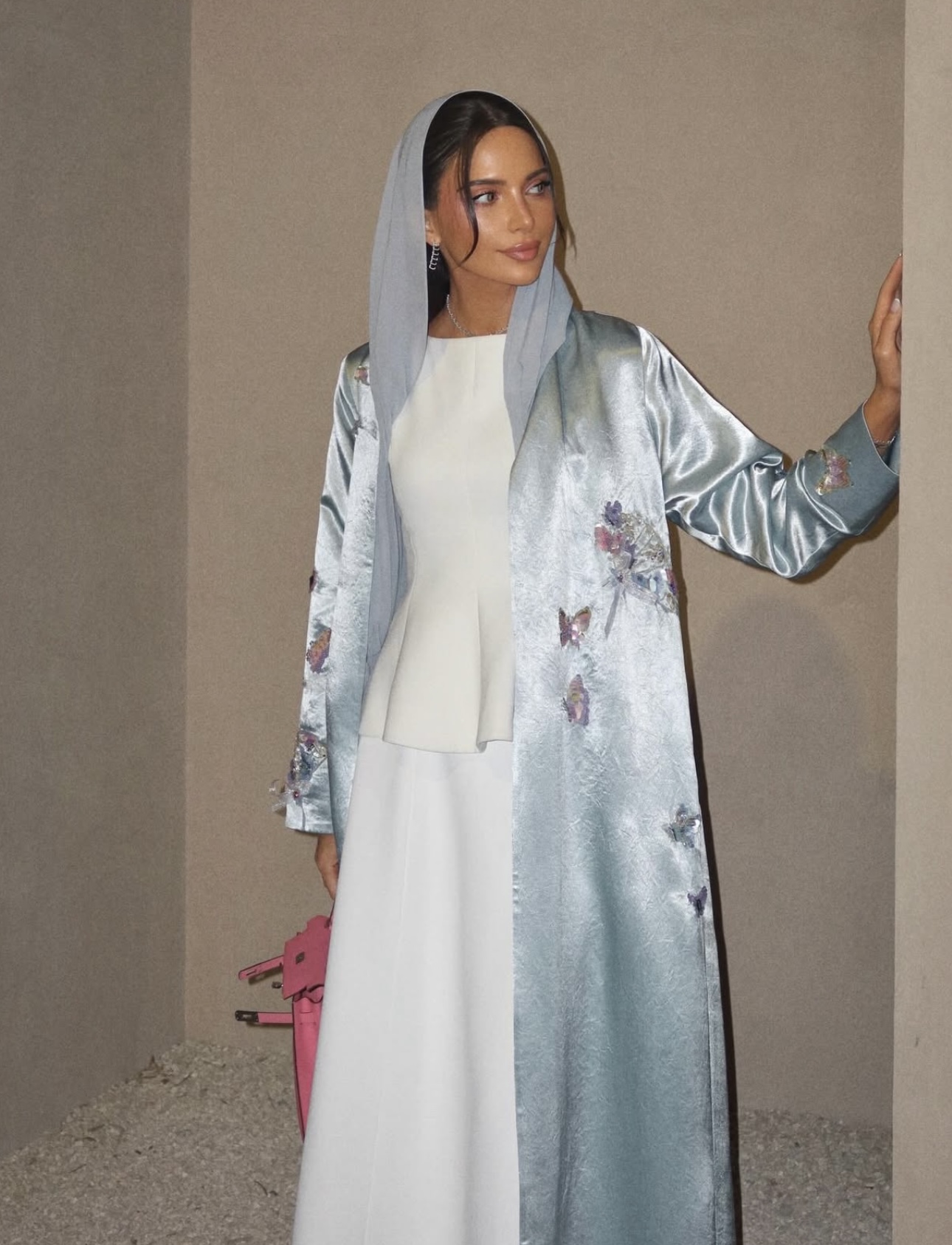 فاطمة حسام بعباية من ساتان الحرير المطرّز (إنستغرام)