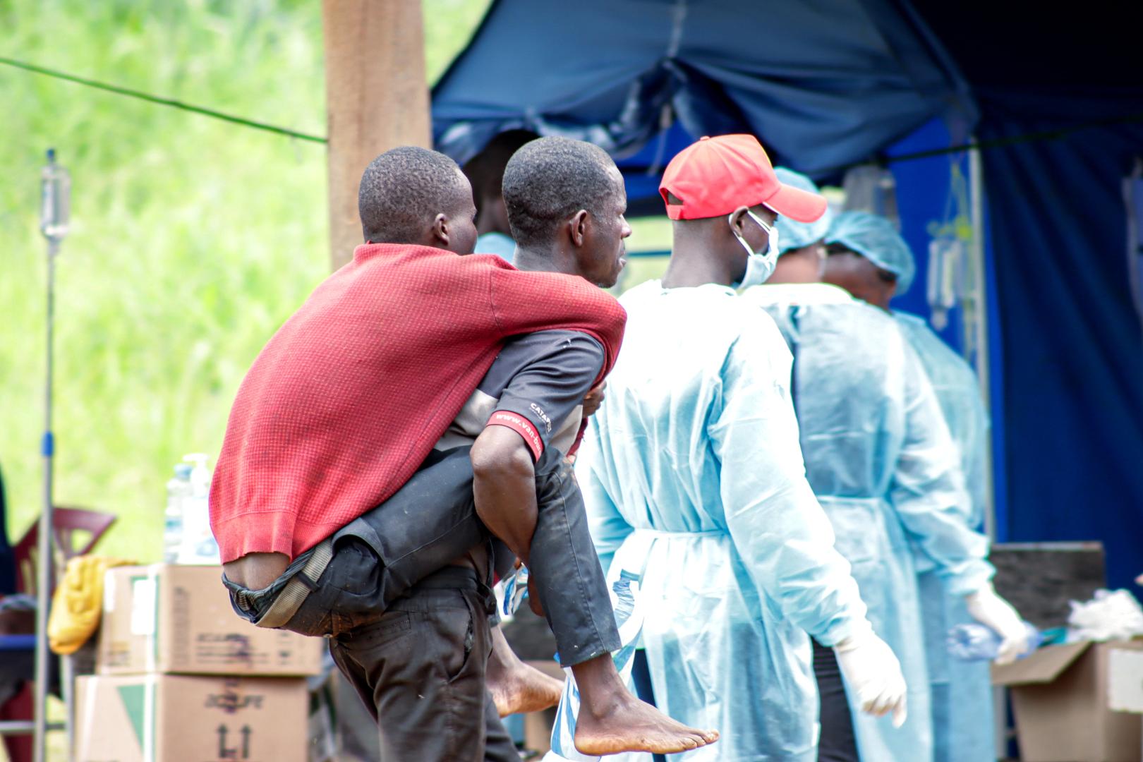 مواطنان في أنغولا.