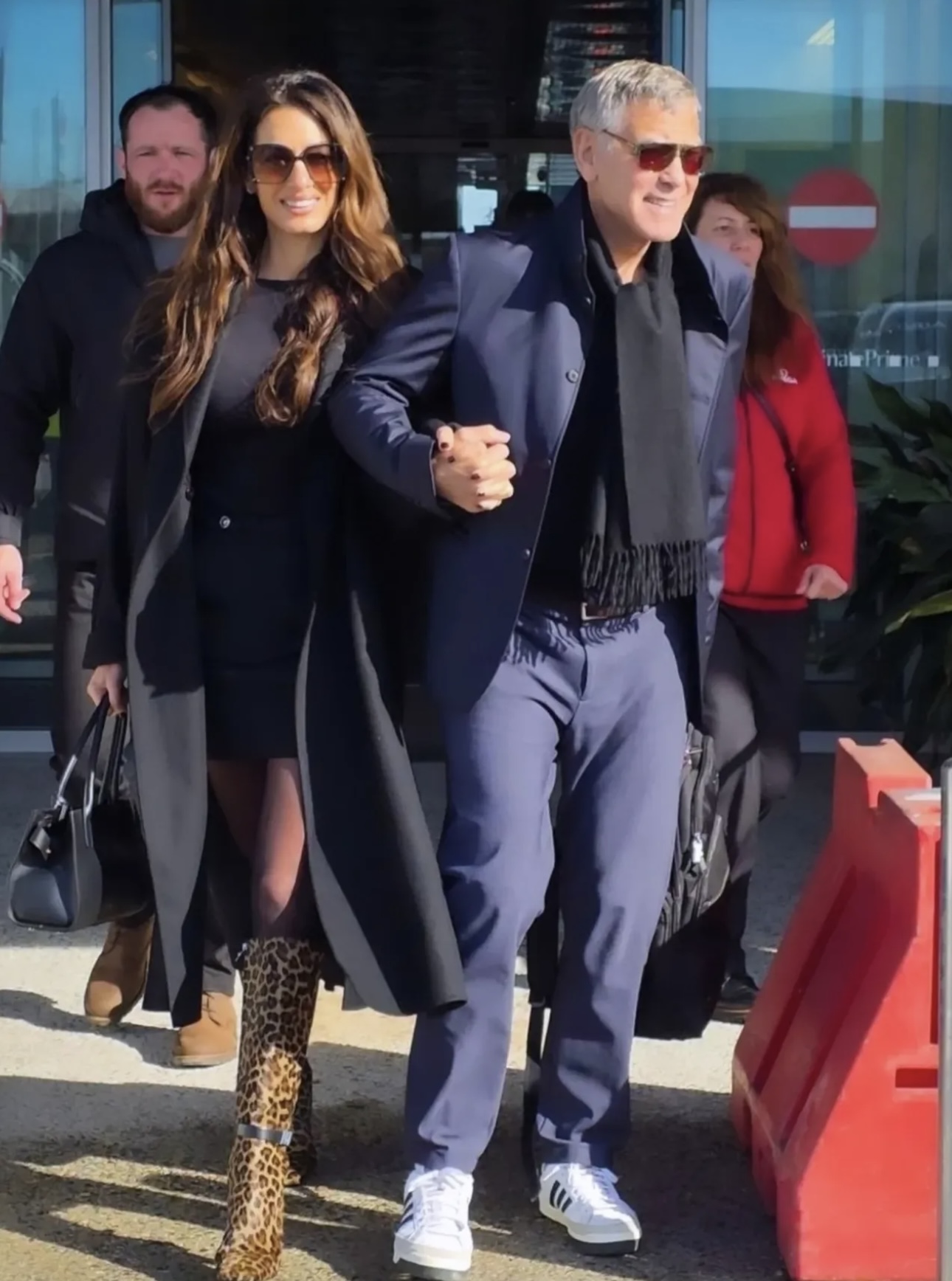 جورج وأمل كلوني لحظة وصولهما إلى مطار ميلانو (إنستغرام)