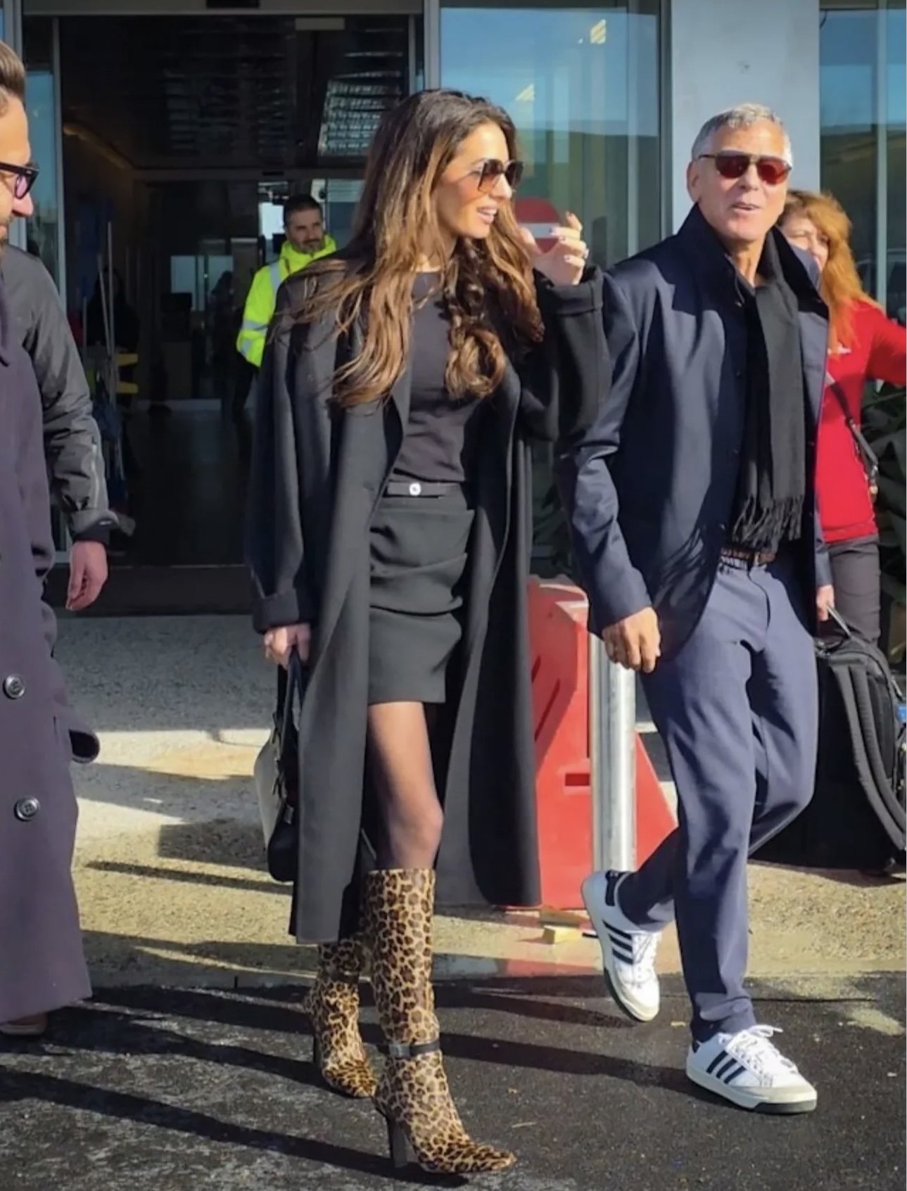 جورج وأمل كلوني لحظة وصولهما إلى مطار ميلانو (إنستغرام)