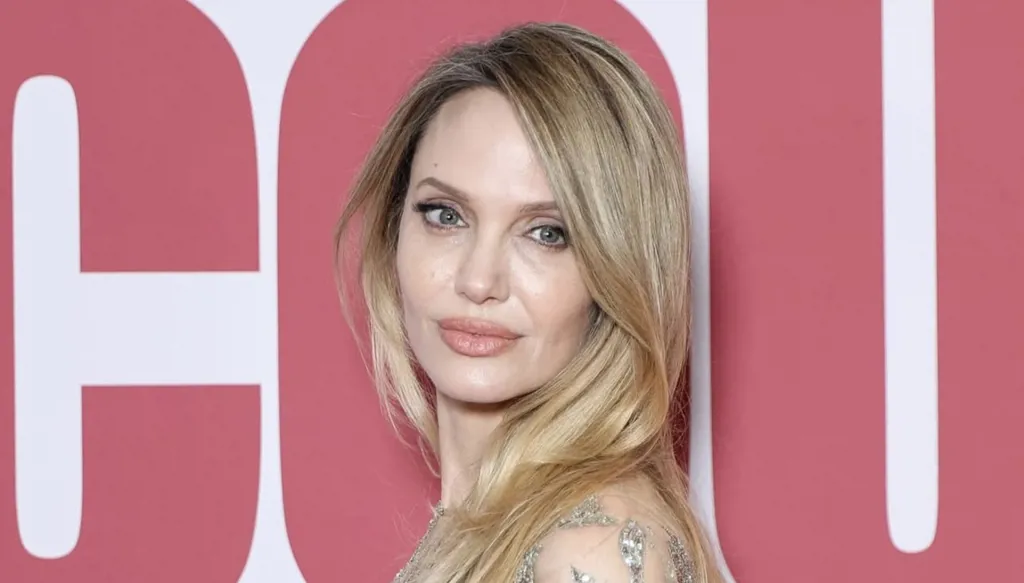 أنجلينا جولي بفستان برّاق تصدّرت الموضة العالمية في العرض الأول لفيلم Couture بباريس (صور وفيديو)