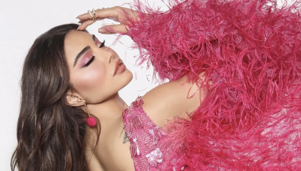 هيفاء وهبي تلهب القلوب بإطلالتين رائعتين باللون الماجنتي من رامي قاضي