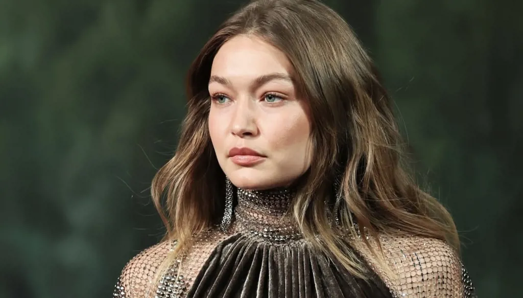 جيجي حديد تفتتح عرض رالف لورين لخريف 2026 في نيويورك (صور وفيديو)