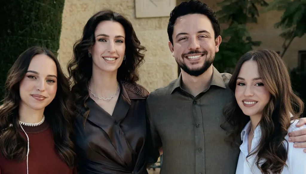 الأميرة رجوة تتأنّق بأسلوب عصري في عيدي الأميرتين سلمى وإيمان