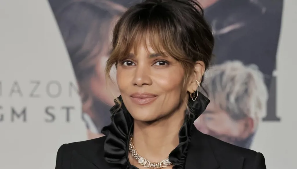 هالي بيري تتحدّى العمر على حافة الستين... نجمة ارتبط اسمها بالمصمّم إيلي صعب في لحظة تاريخية (صور وفيديو)