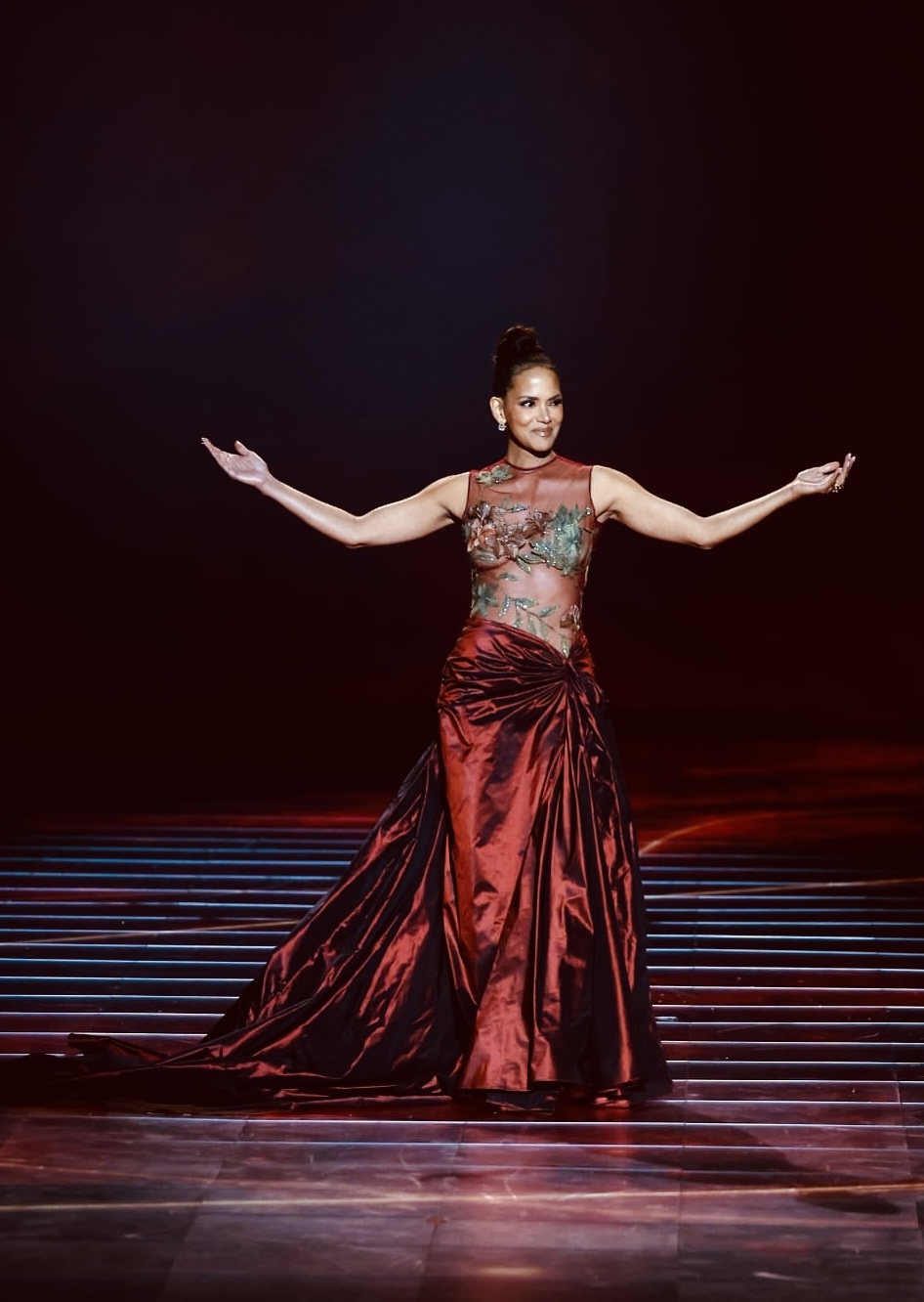 هالي بيري بتصميم إيلي صعب عام 2024 (إنستغرام)