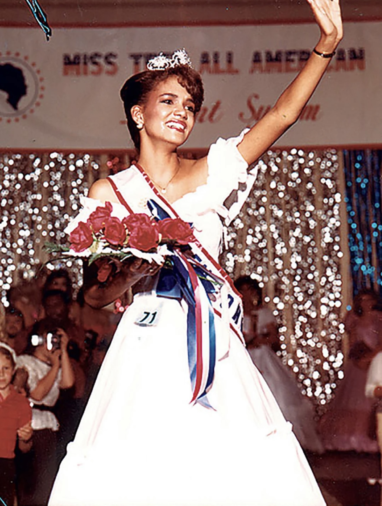 هالي بيري لحظة فوزها بلقب ملكة جمال المراهقات عام 1985 (ًثلا)