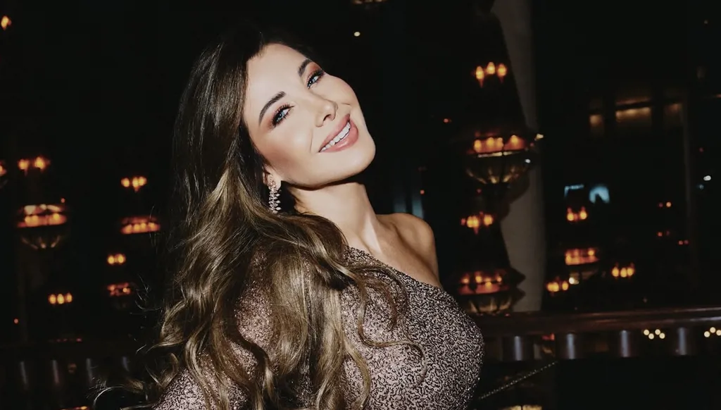 نانسي عجرم تأسر القلوب في البحرين بفستان برّاق من نجا سعادة (صور وفيديو)