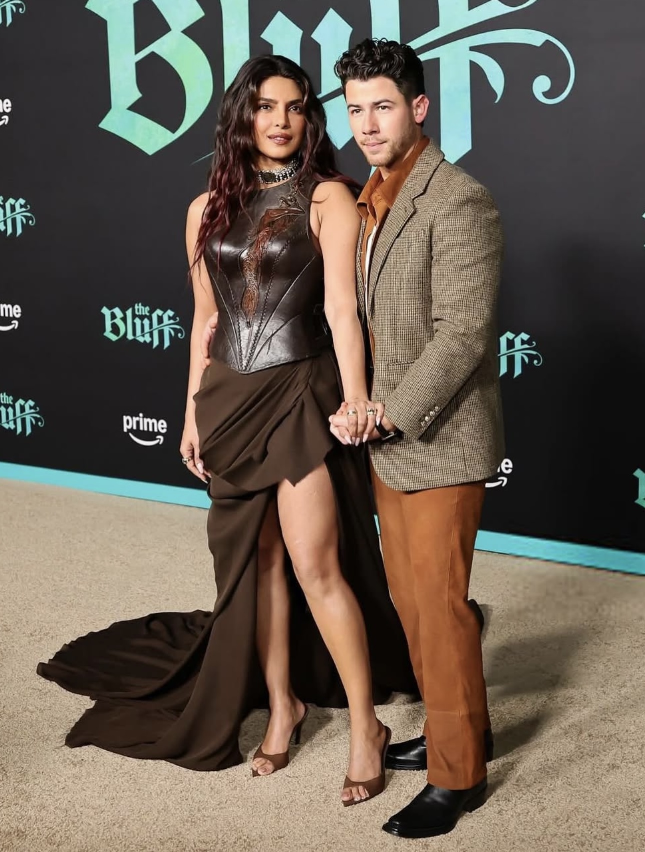 إطلالة بريانكا شوبرا مع زوجها نيك جوناس في العرض الأول لفيلم The Bluff (إنستغرام)