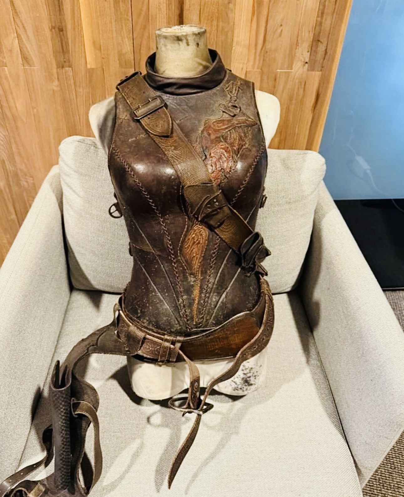 الدرع الذي ارتدته بريانكا شوبرا في العرض الأول لفيلم The Bluff (إنستغرام)