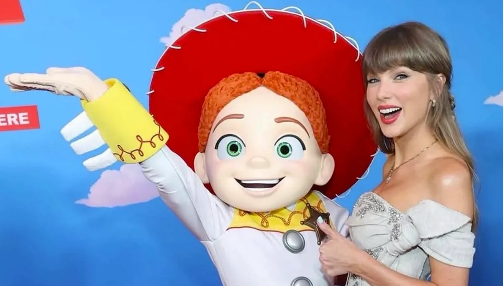 تايلور سويفت بإطلالة رومانسية ساحرة في العرض العالمي الأول لـ Toy Story 5  (صور وفيديو)