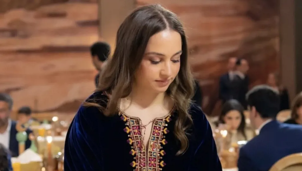 جلابية مخملية مطرّزة للأميرة إيمان في إفطار رمضان… أناقة ملكيّة تتصدر موضة الجلابيات 2026