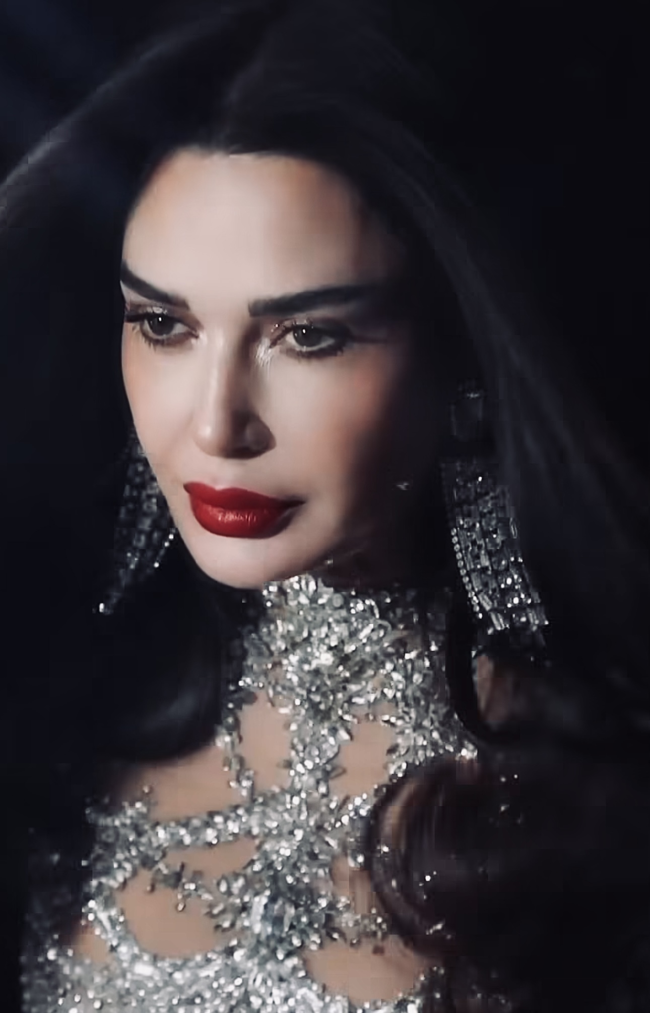 سيرين عبد النور بمكياج مضيء وأحمر شفاه نابض (إنستغرام)