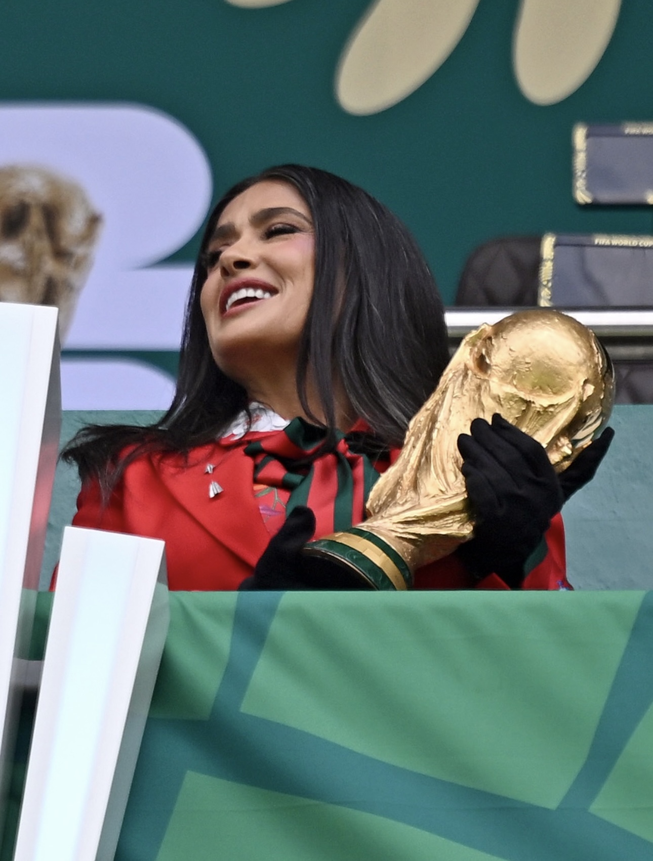 سلمى حايك تحمل كأس العالم (إنستغرام)