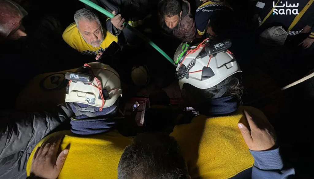 مشاهد توثّق عملية إنقاذ طفل سقط في بئر في الرقة