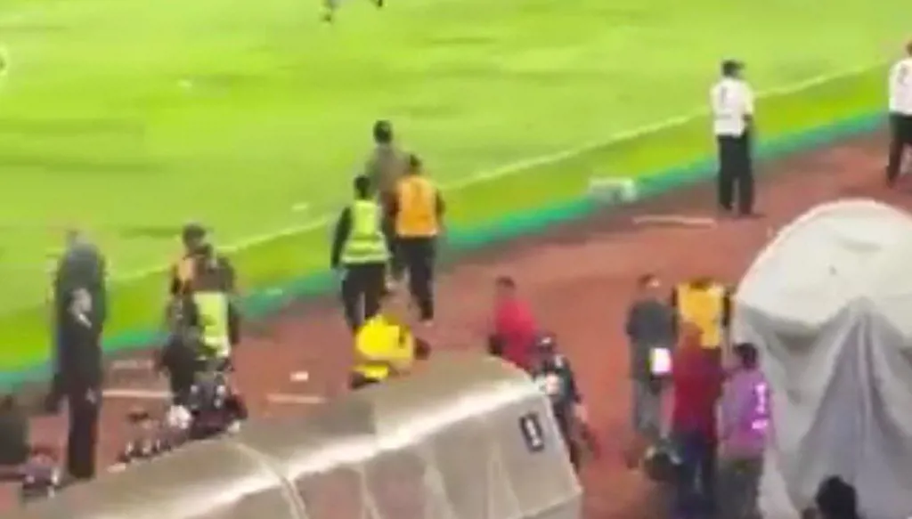 ليلة مشتعلة في باندونغ... اقتحام الملعب ومحاولة الاعتداء على الحكم السعودي ماجد الشمراني (فيديو)