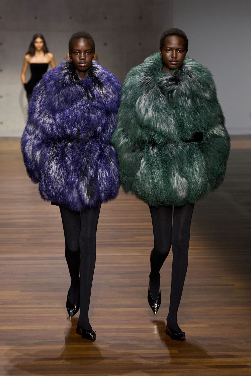 من عرض أمبوريو أرماني خريف وشتاء 2026/2027 للألبسة النسائيّة والرجاليّة (إنستغرام) 