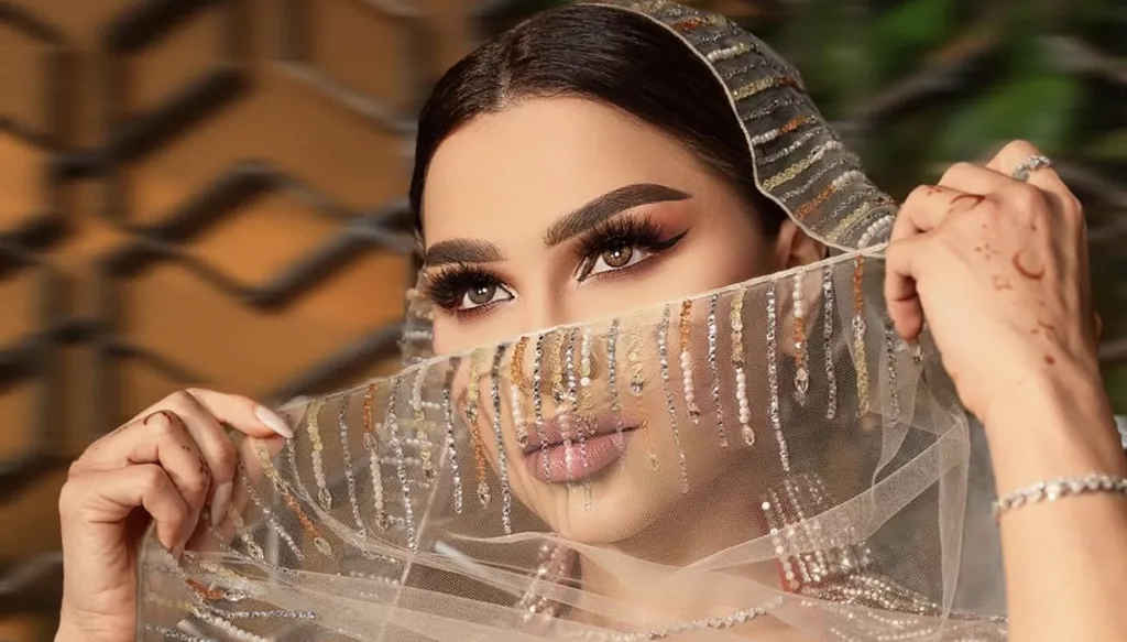 عباية مخمل حمراء بتوقيع بيان الشنفري سرّ أناقة نهى نبيل الجديدة في رمضان 2026 (صور وفيديو)