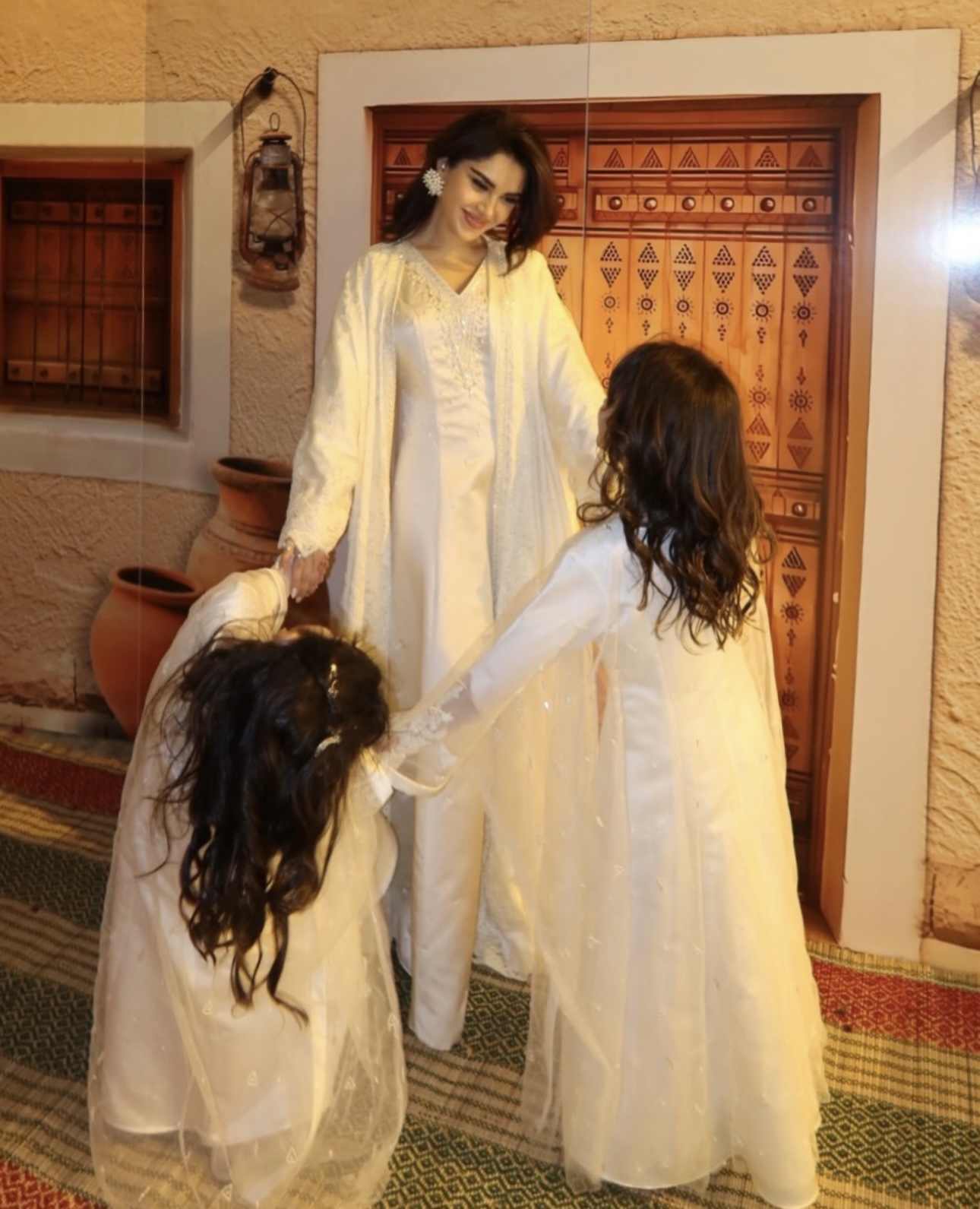 نجود الرميحي مع ابنتيها (إنستغرام)