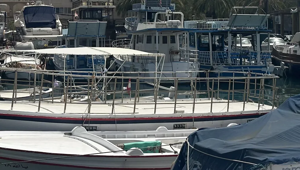 صيادو صور في جنوب لبنان يعودون إلى الميناء والبحر تحت الحصار الإسرائيلي