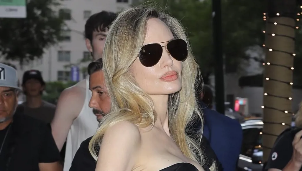 أنجلينا جولي تكشف أوشامها بفستان توم فورد أثناء ترويج فيلم Couture في نيويورك (صور وفيديو)