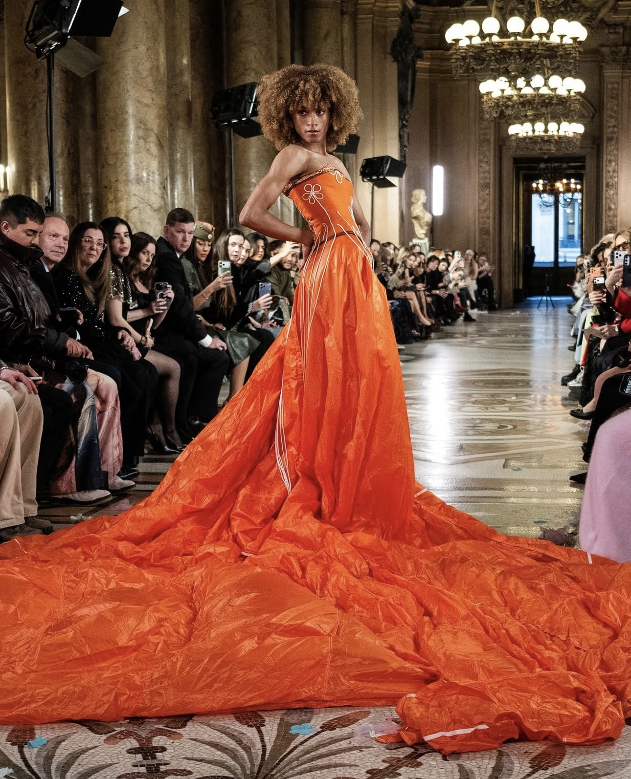 مشد الفستان مصنوع من حقيبة هيرمس وتنّورة من مظلّة عسكريّة فرنسيّة قديمة (إنستغرام)