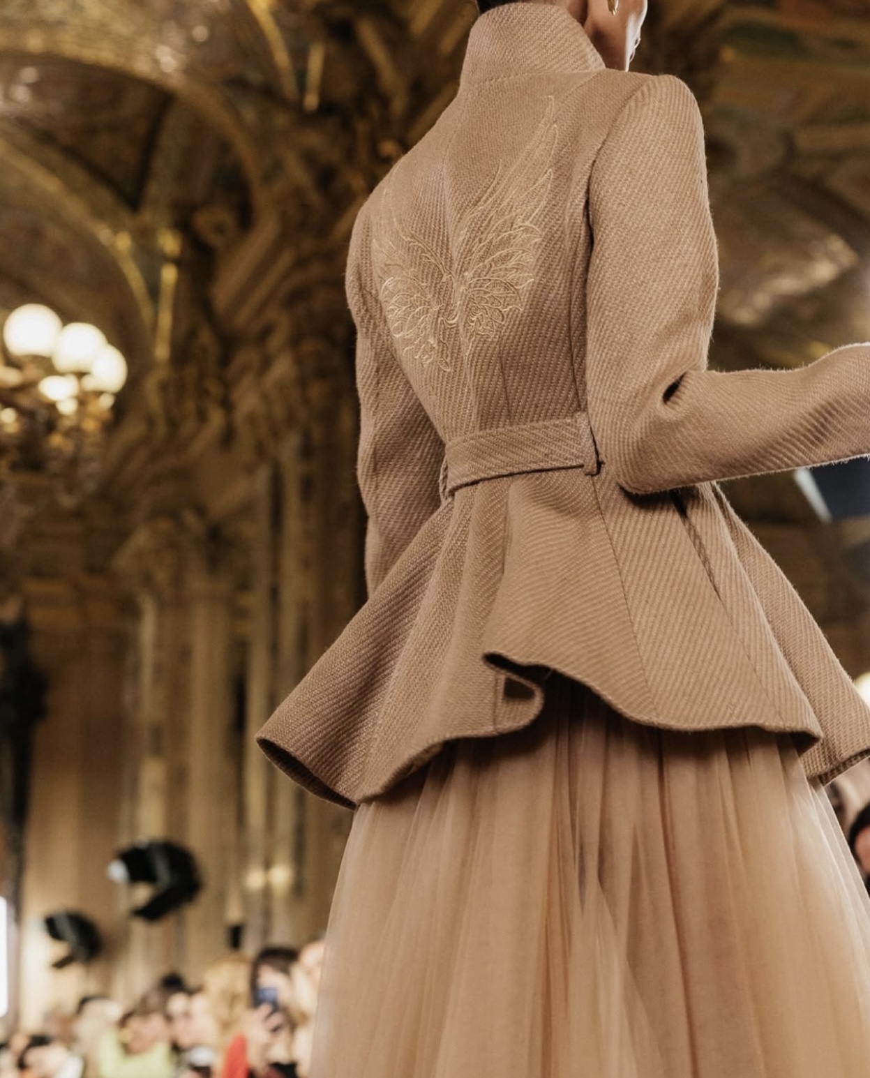 تايور مصنوع من الألياف النباتيّة القابلة للتحلّل الحيوي (إنستغرام)