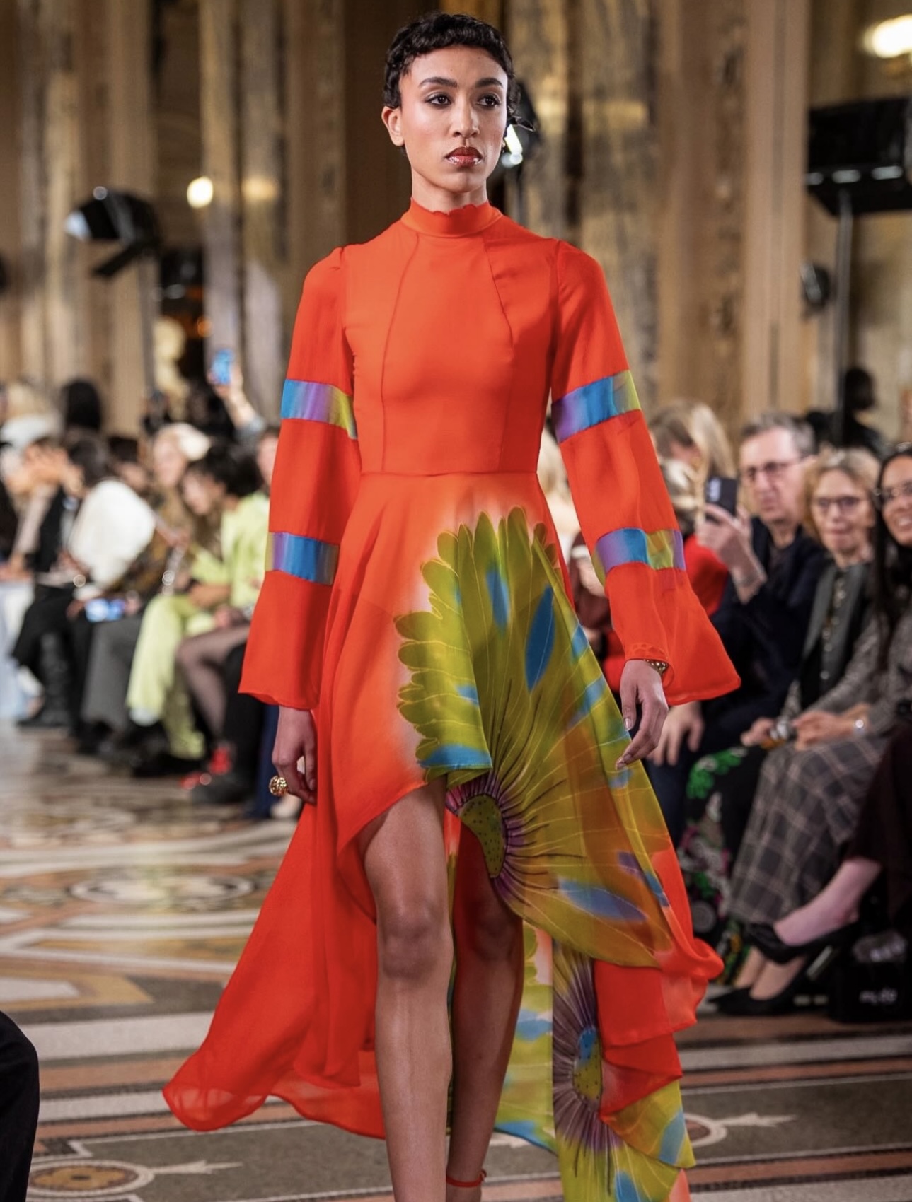 فستان مصنوع من ساري هندي معاد تدويره (إنستغرام)