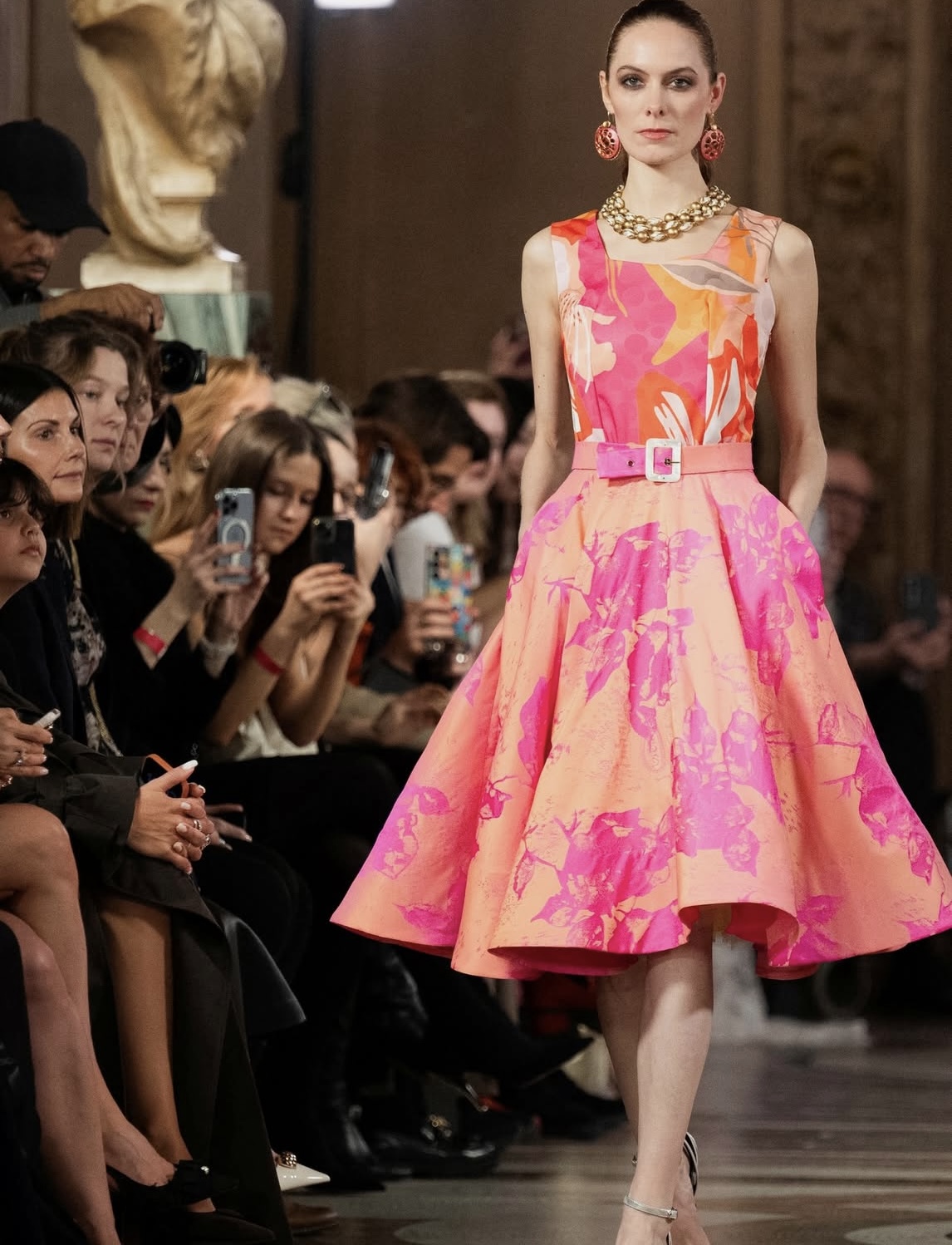 فستان مصنوع من بقايا نسيج تمّ إنقاذه في مدريد (إنستغرام)