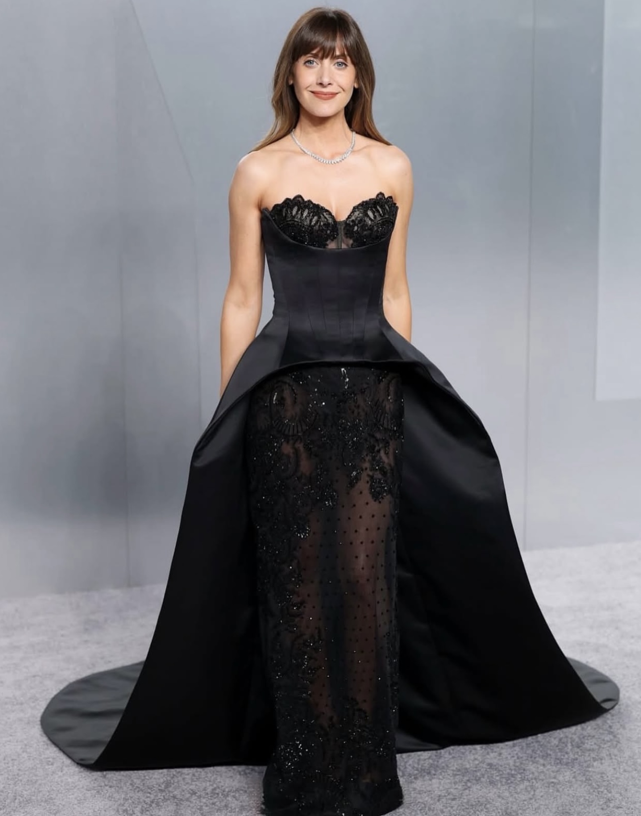 أليسون بري بتصميم يارا شومايكر (إنستغرام)