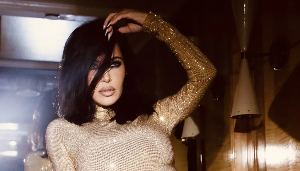 كيم كارداشيان بإطلالة مثالية في سهرة فانيتي فير لولا الكعب العالي الذي بدّل المشهد (صور وفيديو)