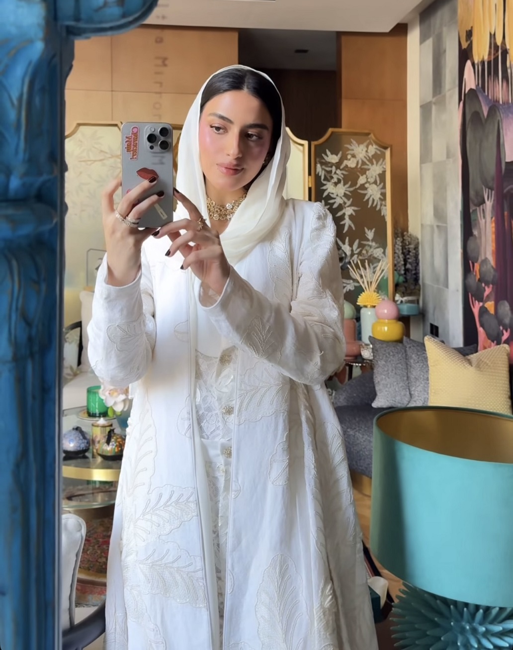 يارا النملة بإطلالة العيد (إنستغرام)