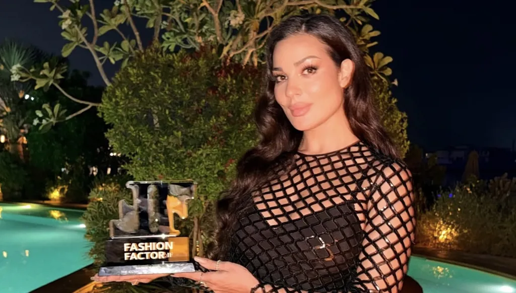 نادين نسيب نجيم تفوز بجائزة التميّز لعلامتها التجاريّة في حفل Fashion Factor حيث تألقت بفستان شبكي (صور وفيديو)