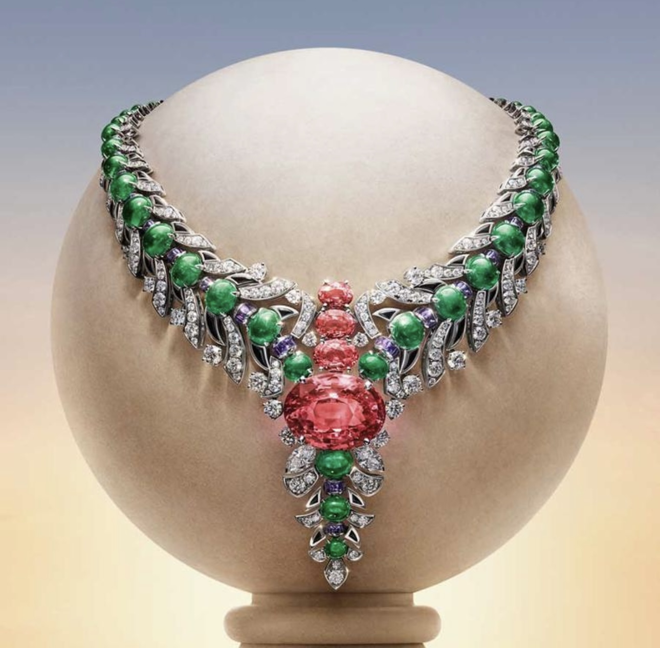 قلادة آن هاثاواي الفاخرة من بولغري (إنستغرام)