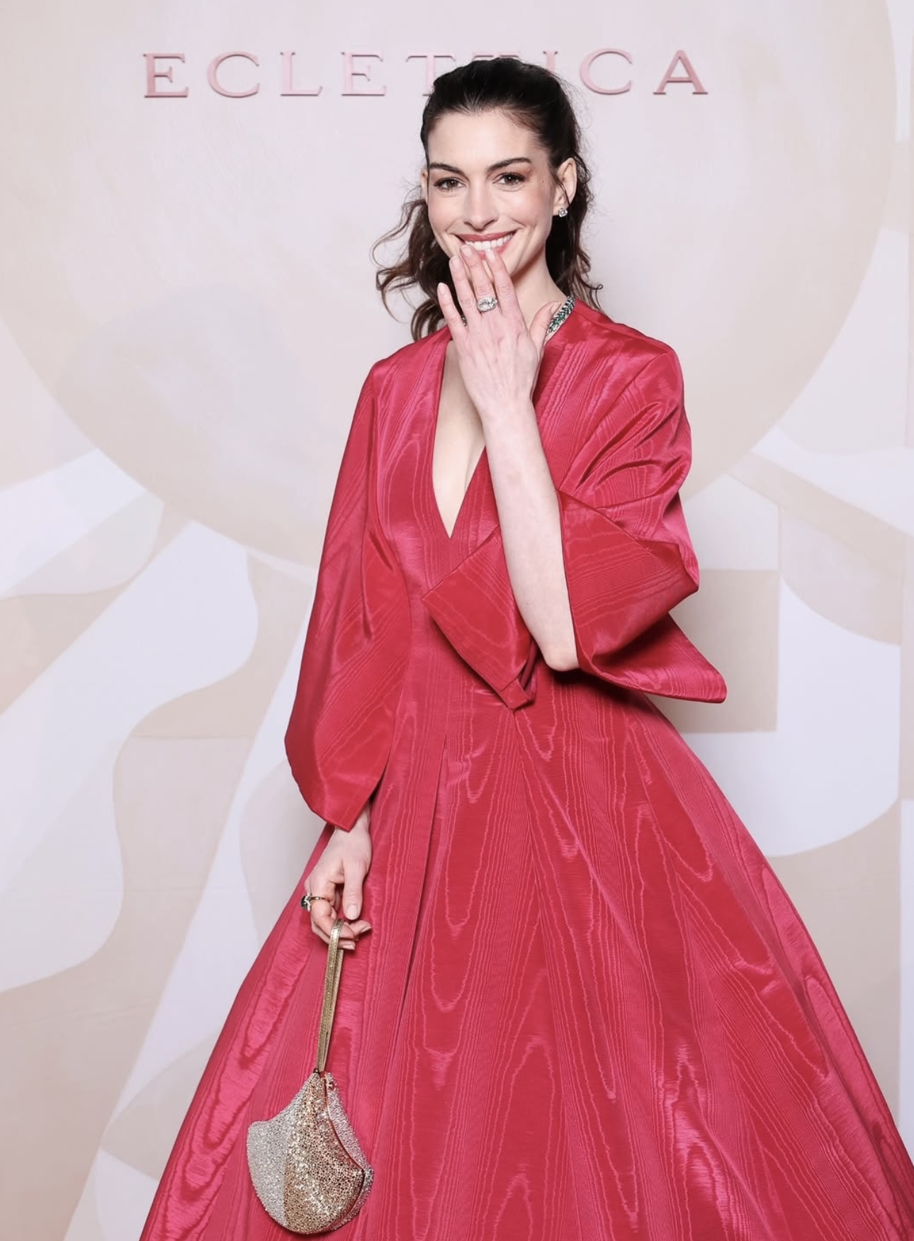 آن هاثاواي بتصميم فالنتينو في حفل بولغري (إنستغرام)