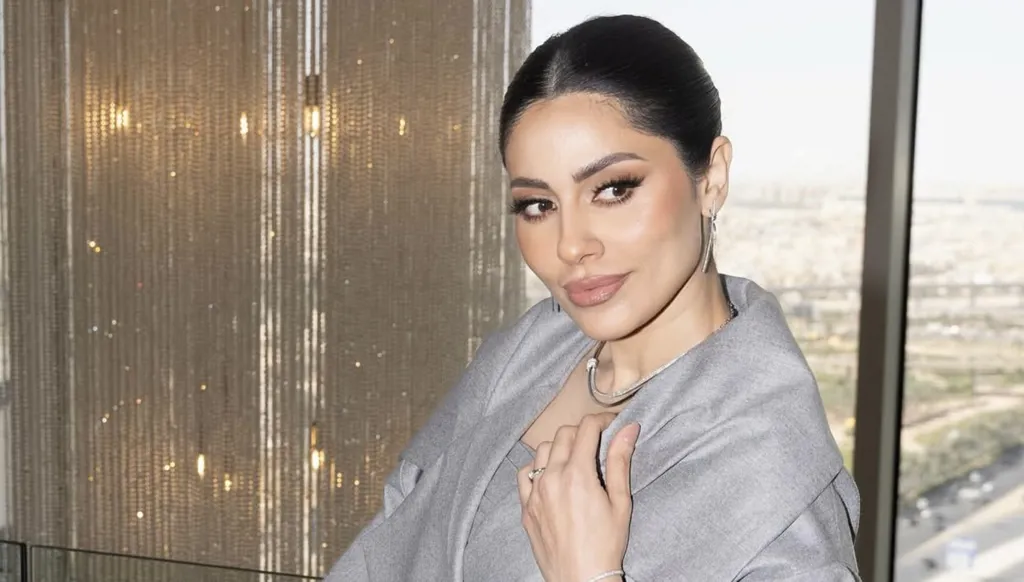 إلهام علي بتصميم عصري من كارولين لانغ في قمّة فوربس النسائيّة بالرياض (صور وفيديو)